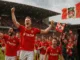 Wrexham AFC viert promotie naar de Championship met spelers en fans op het veld