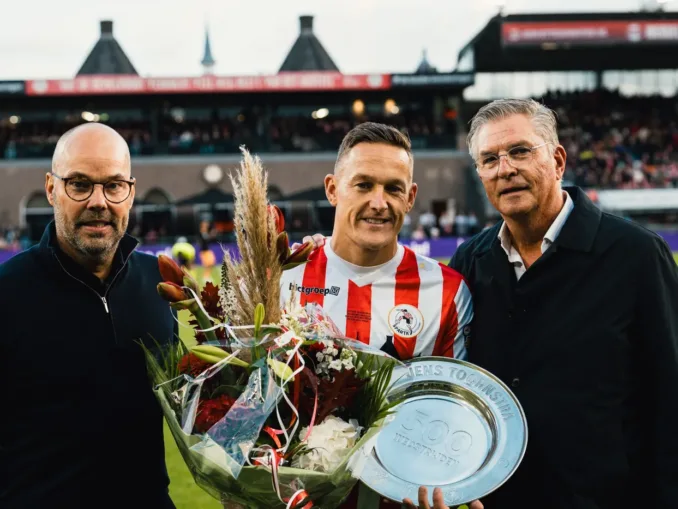 ens Toornstra gehuldigd bij Sparta Rotterdam vanwege zijn 500ste Eredivisiewedstrijd